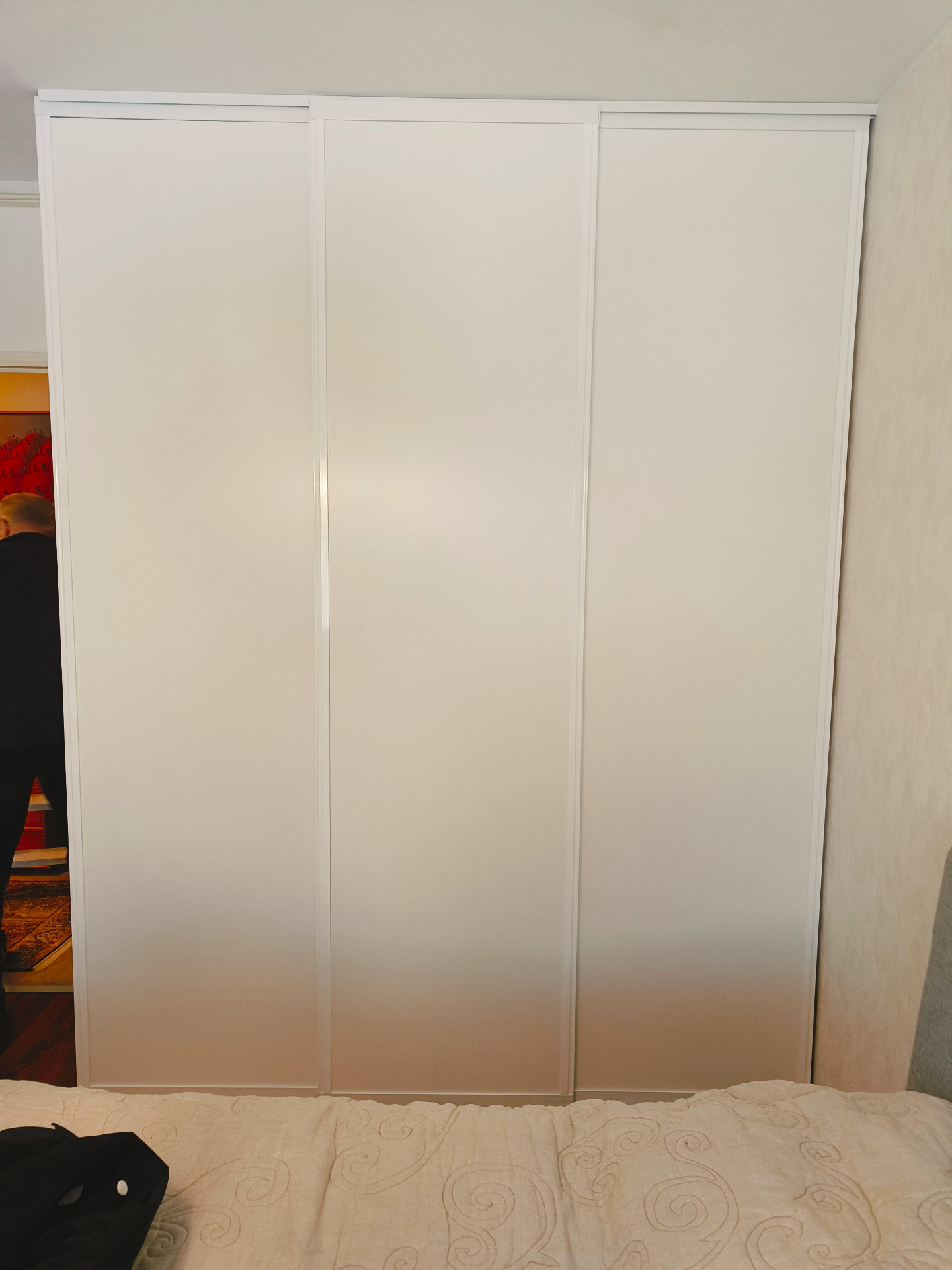 Valkoiset puulevyovet.